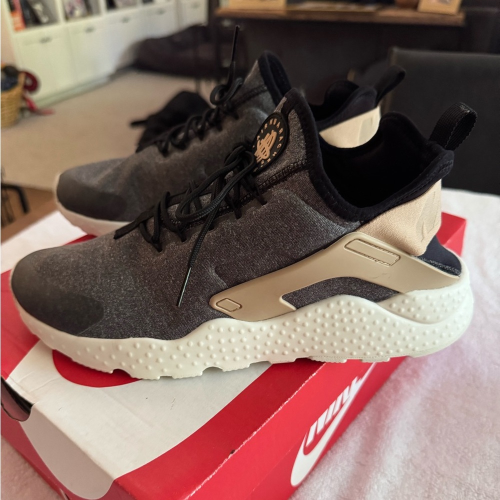 Nike Gray and Tan ladies air huarache run ultra SE. Great condition. Size 9 1/2